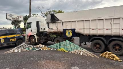 Polícias apreendem 367 tabletes de drogas escondidos em caminhão no Trevo do Lagarto; motorista é preso