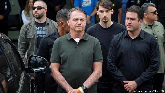 Bolsonaro deixa custódia da PF pela primeira vez para passar por cirurgia de hérnia em Brasília