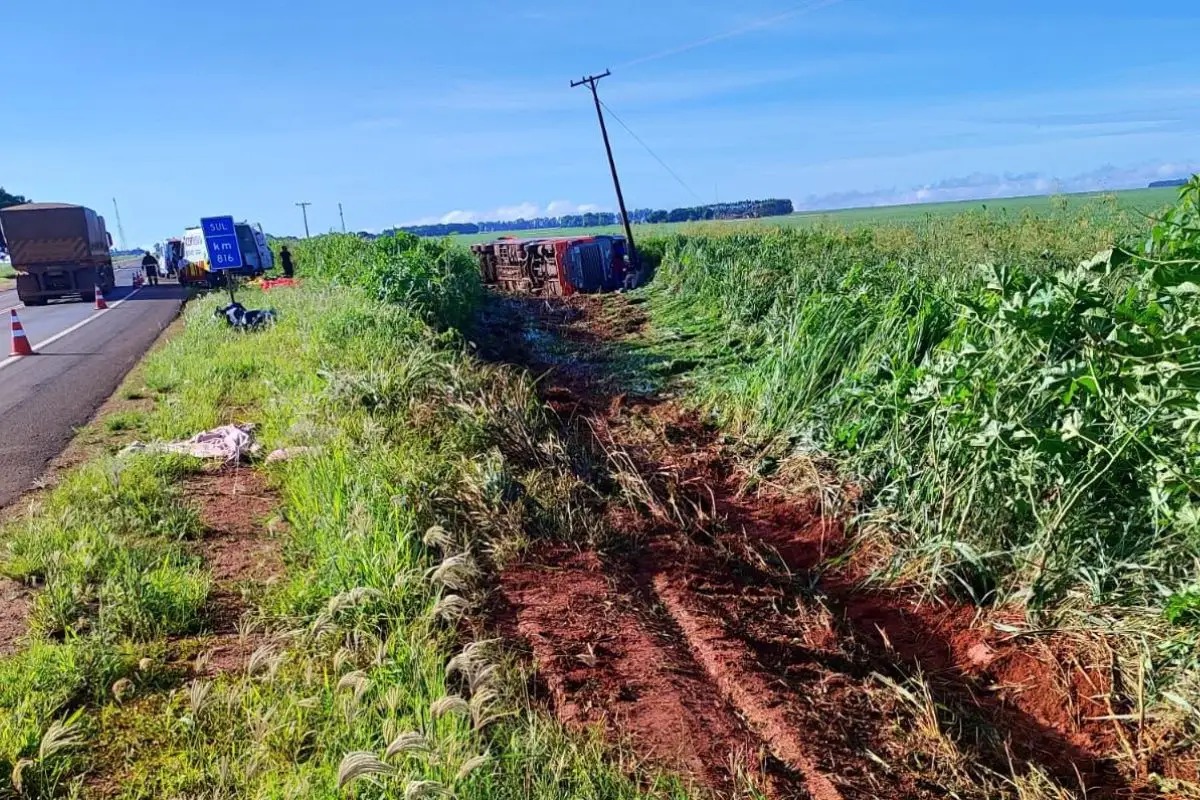 Ônibus tomba na BR-163 com 40 passageiros; duas pessoas morrem e nove ficam feridas em Sonora