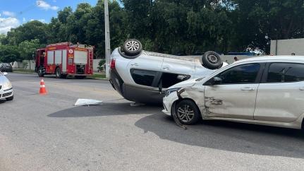 Mulher fica ferida após colisão entre carros e capotamento em Várzea Grande