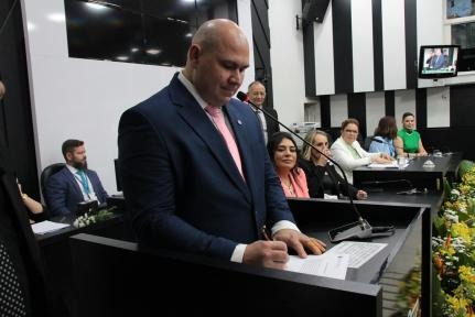 Resultado ou privilégio? Abilio sanciona pacote da Câmara que amplia assessores e permite férias em dinheiro