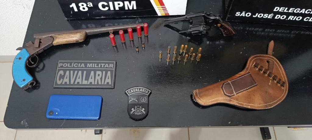 Cavalaria da Polícia Militar prende faccionado com duas armas de fogo e munições em São José do Rio Claro