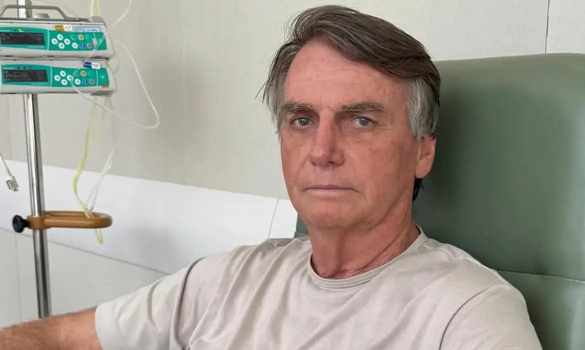 Moraes autoriza ida de Jair Bolsonaro ao hospital após queda na prisão; atraso no atendimento pode ter agravado quadro de saúde