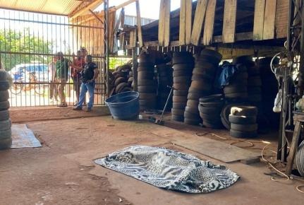 Homem é morto a tiros em borracharia e irmão escapa após falha de arma em Vila Bela da Santíssima Trindade