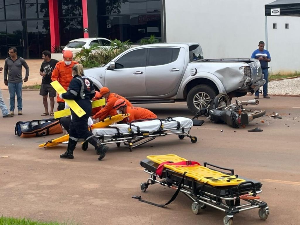 Bombeiros militares socorrem vítima após acidente de trânsito em avenida