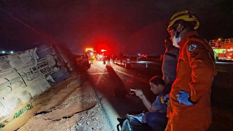 Ônibus com 26 passageiros capota na BR-163 em MT; seis pessoas ficam em estado grave