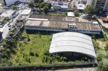 Entre promessas e abandono, antiga Escola Nilo Póvoas segue tomada pelo mato após seis anos fechada