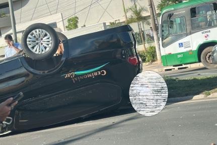 Carro funerário capota na Avenida Fernando Corrêa e corpo fica parcialmente exposto