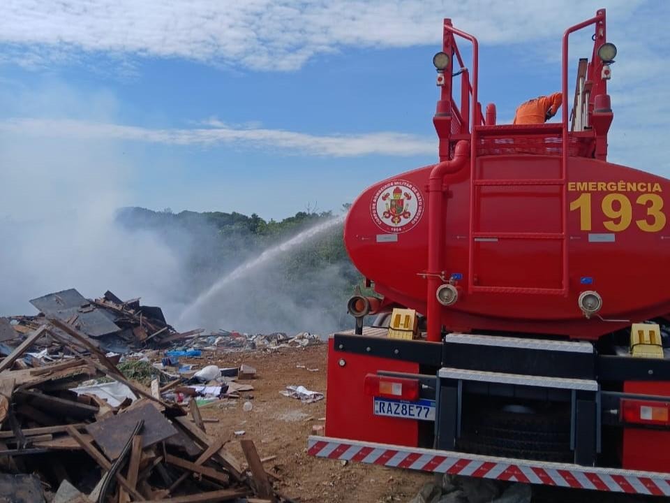 Corpo de Bombeiros combate incêndio em aterro sanitário em Primavera do Leste