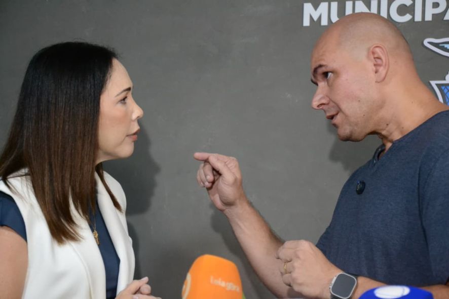 “Você é cínico”: Maysa Leão confronta Abilio em embate tenso na Câmara e coletiva é encerrada