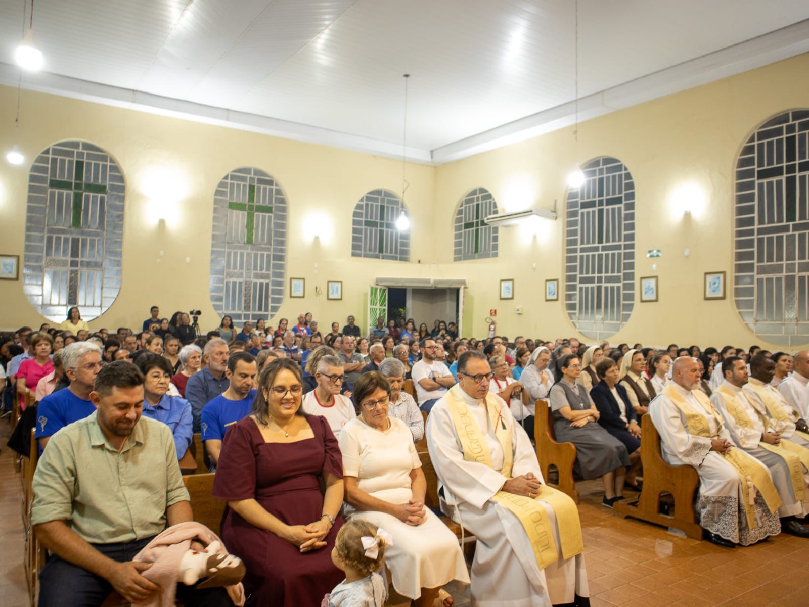 Nova Brasilândia empossa novo pároco em cerimônia que reuniu fiéis e lideranças políticas