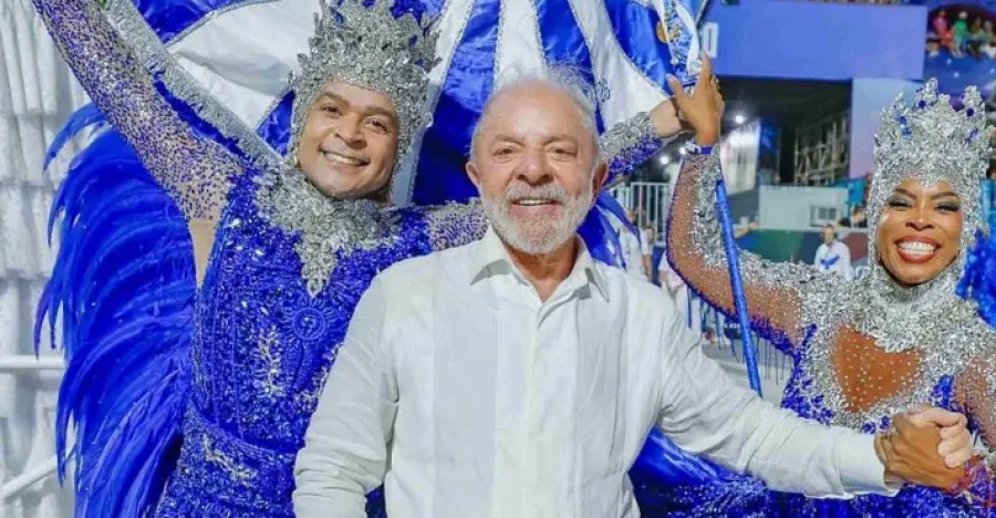 Entre aplausos e vaias: desfile que homenageou Lula termina em rebaixamento e expõe o Brasil dividido entre política e idolatria