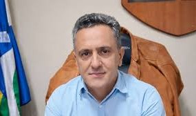 Justiça manda suspender publicações com promoção pessoal de prefeito no Estado