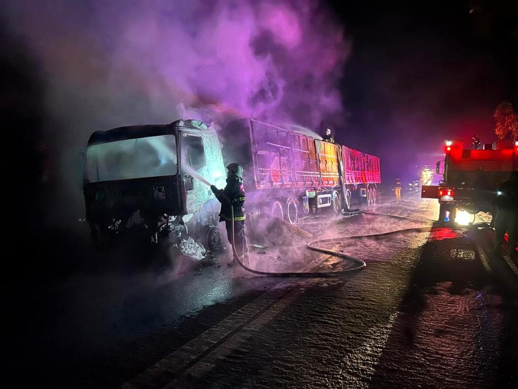 Incêndio destrói cavalo mecânico de carreta com soja na BR-364 em MT