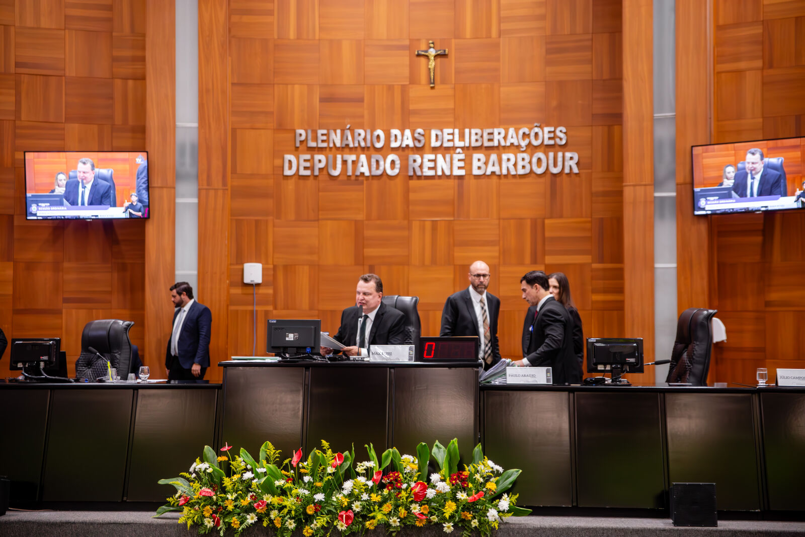 ALMT acelera votações e aprova pacote com 65 projetos em duas sessões