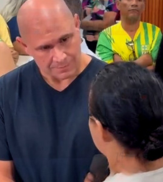 Denúncia ao vivo interrompe coletiva e expõe suspeita de venda irregular de medicamento em UPA de Cuiabá