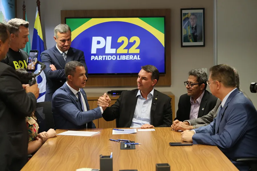 Coronel Assis se filia ao PL com apoio de Flávio Bolsonaro e reforça discurso duro na segurança