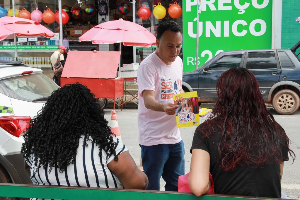 Van Rosa leva orientações sobre violência contra a mulher à Praça Ipiranga, em Cuiabá