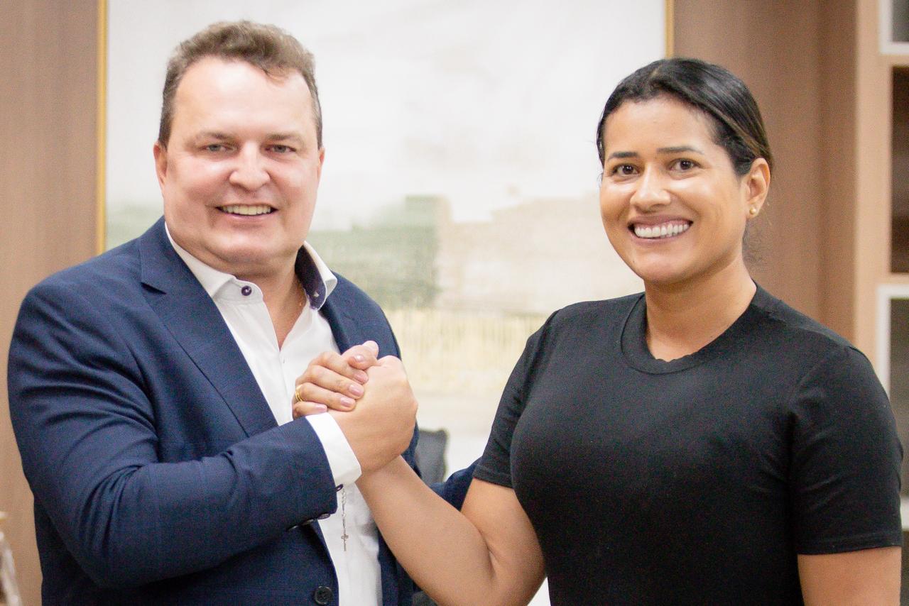 Prefeita de Santo Antônio de Leverger troca PSB pelo Podemos em ato com multidão em Cuiabá