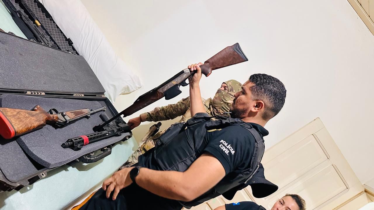 Arsenal com 50 armas e 8,8 mil munições é apreendido em investigação de violência doméstica em MT
