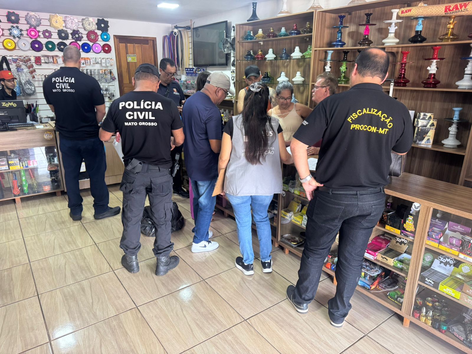 Polícia Civil apreende essências de cigarro eletrônico em tabacaria de Várzea Grande
