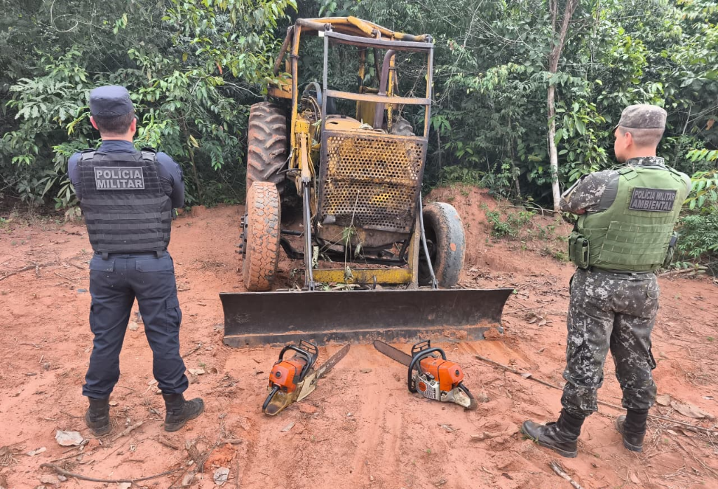 Polícia Ambiental apreende trator e aplica mais de R$ 1,5 milhão em multas por exploração ilegal de madeira em MT