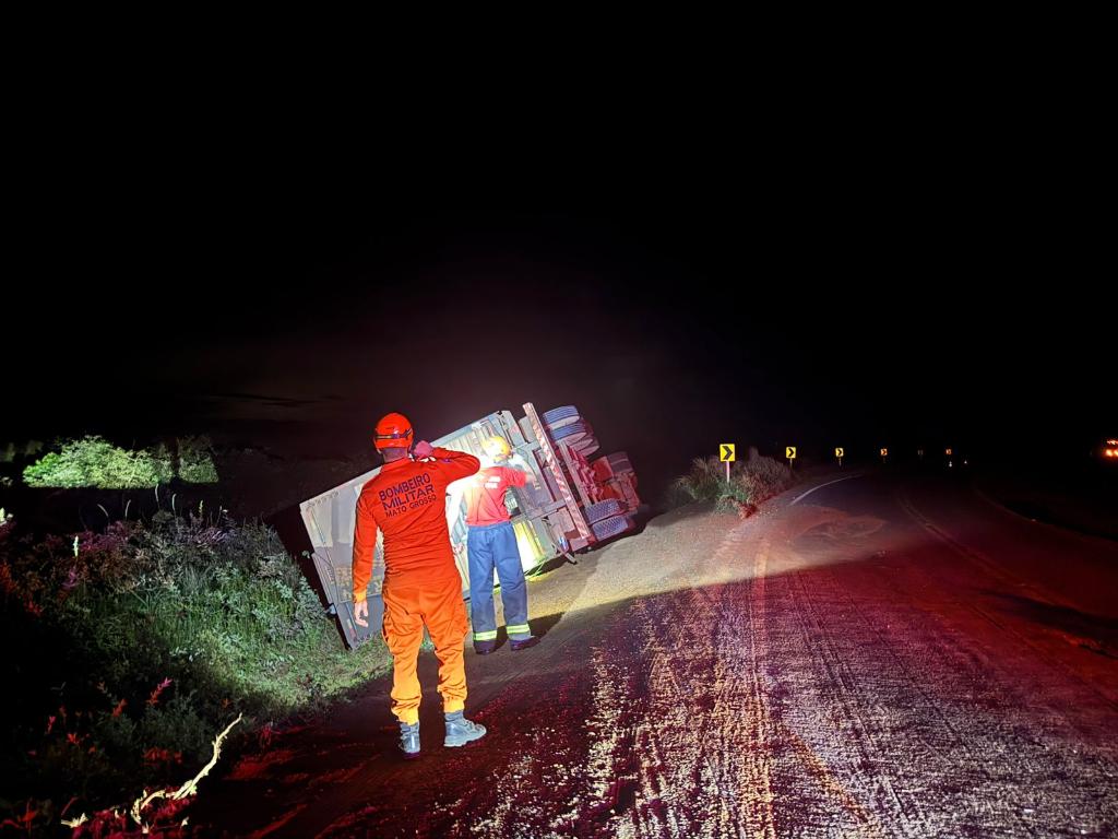 Motorista morre após capotamento de caminhão boiadeiro na MT-480 em Mato Grosso