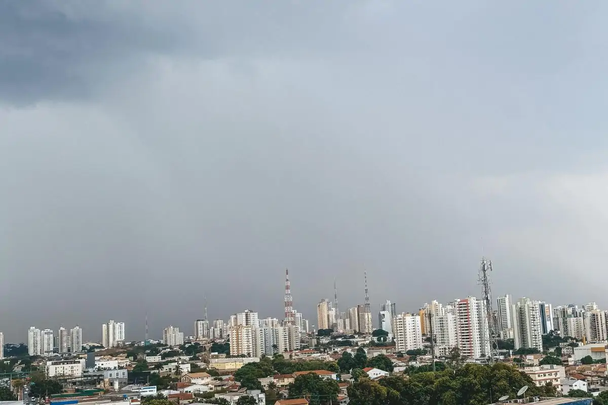 Alerta laranja coloca Cuiabá em vigilância: temporais e risco de alagamentos mobilizam equipes da Defesa Civil