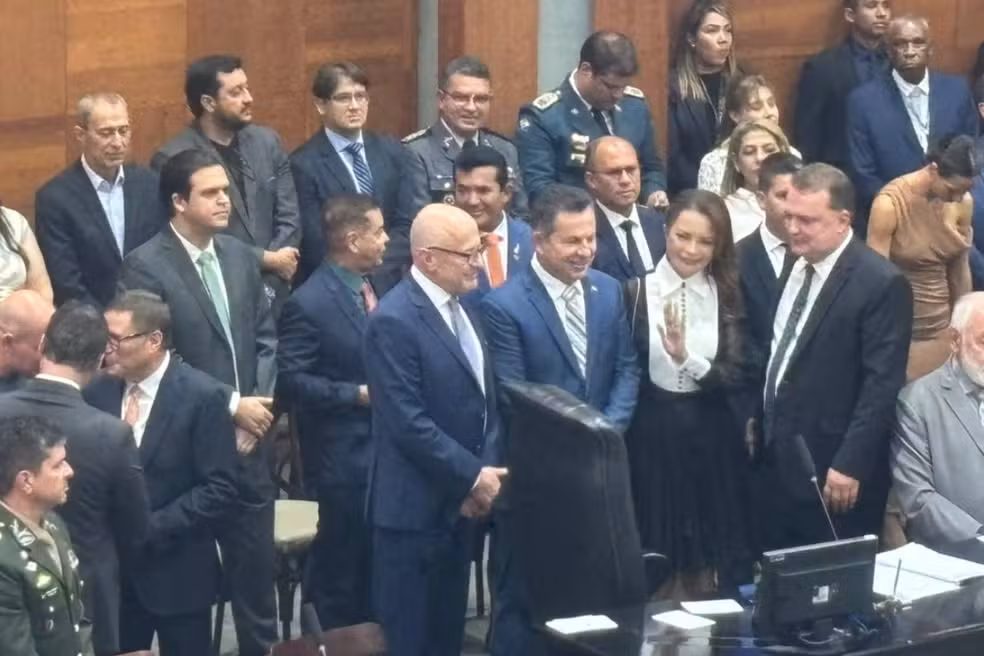 Mauro Mendes deixa governo para disputar o Senado e transmite cargo a Pivetta em cerimônia na Assembleia