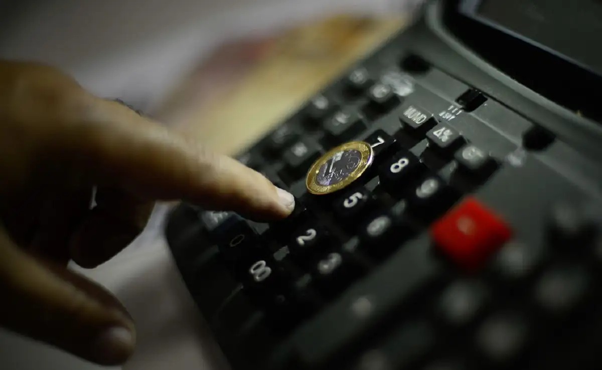 Banco Central inicia ciclo de queda dos juros após quase 2 anos e reduz Selic para 14,75% ao ano