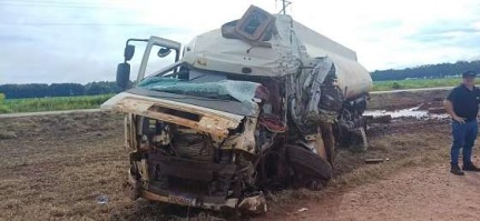 Tragédia na BR-070: colisão frontal entre caminhões deixa um morto e outro em estado grave em Campo Verde