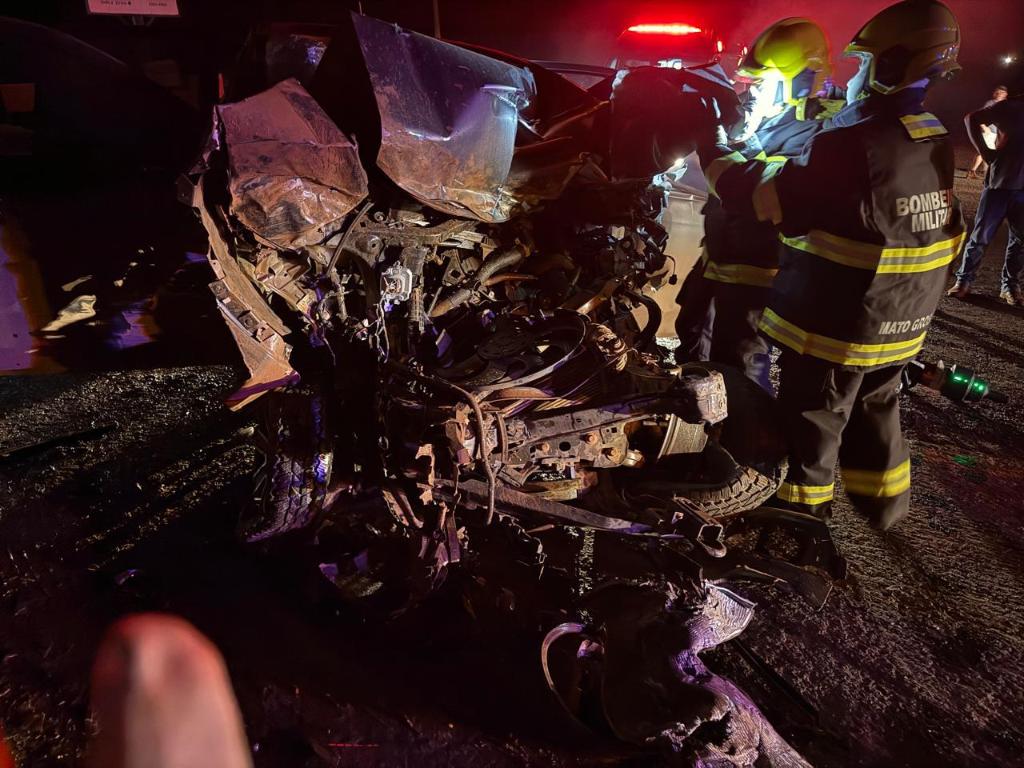 Tragédia na BR-364: motorista morre preso às ferragens após colisão com carreta