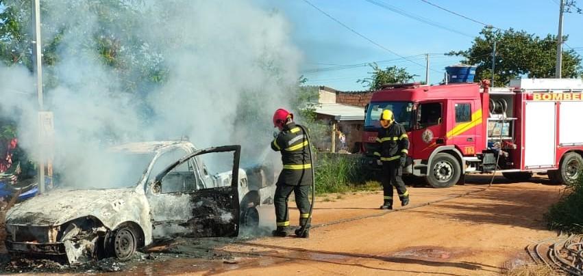 Carro é destruído por incêndio em MT e mobiliza bombeiros nas primeiras horas do dia