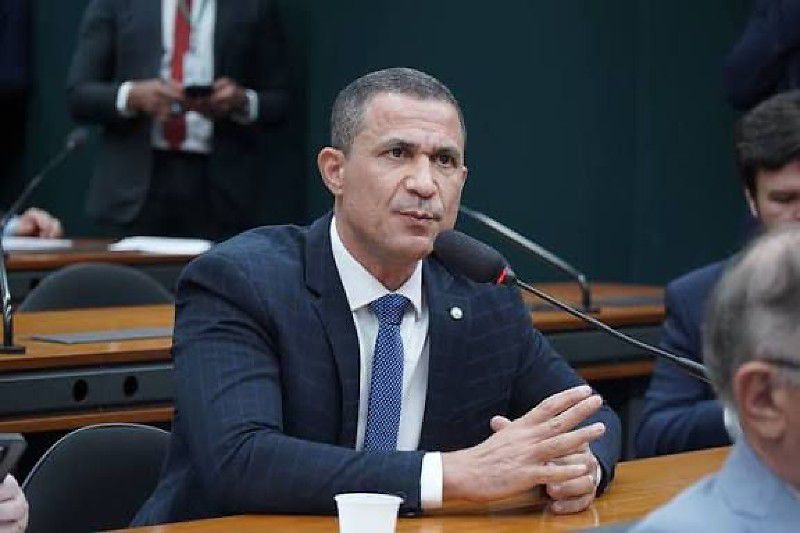 Coronel Assis cobra explicações após delegado da PF ser expulso dos EUA: “Vexame diplomático”