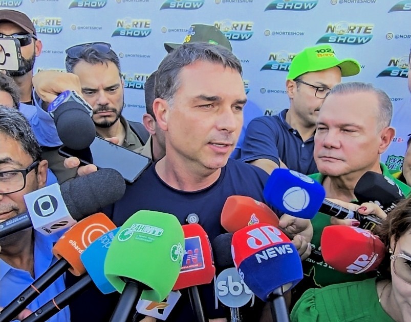 Flávio Bolsonaro desembarca em Sinop e reforça aproximação com o agro durante a Norte Show