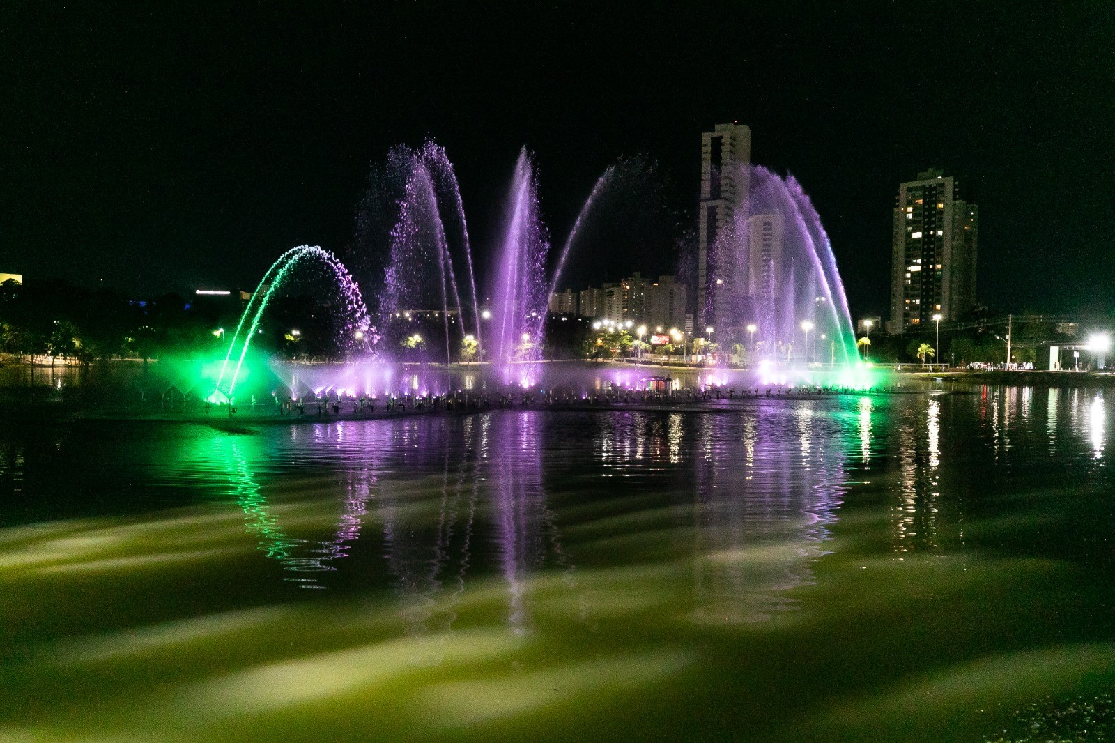 LUZ, ÁGUA E RENOVAÇÃO: Show das Águas volta a encantar público em Cuiabá após mais de 3 anos parado