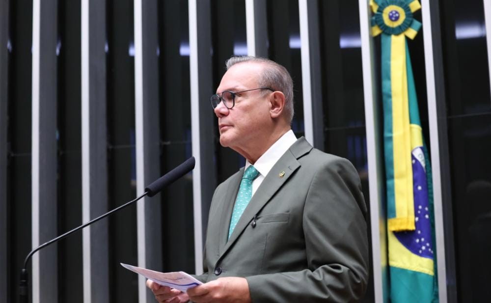 Wellington Fagundes assina PEC que amplia liberdade do trabalhador para escolher jornada de trabalho