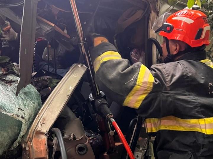 Duas pessoas ficam presas às ferragens após acidente entre carretas na MT-358