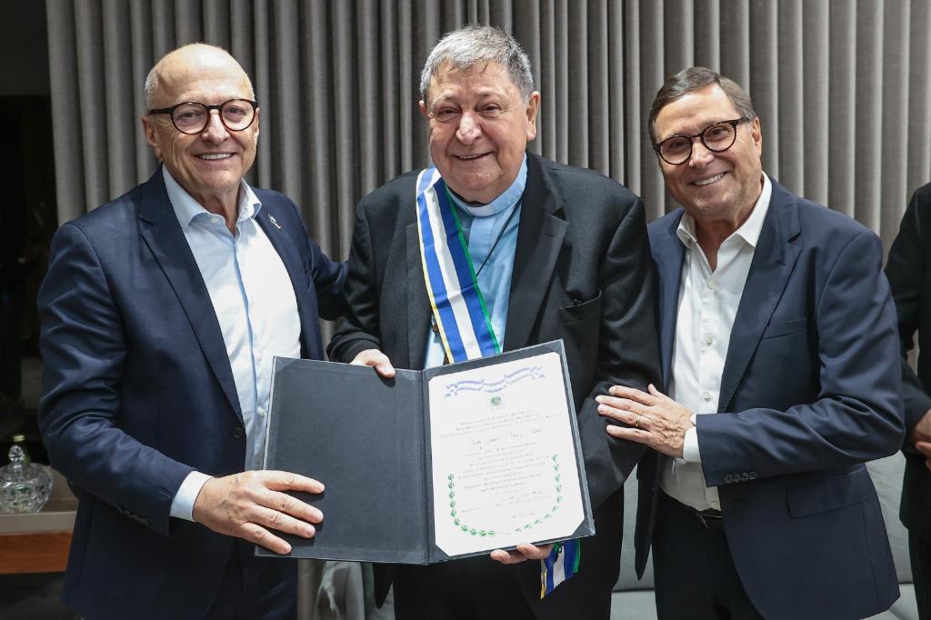Pivetta entrega maior honraria de Mato Grosso ao cardeal Dom João Braz de Aviz