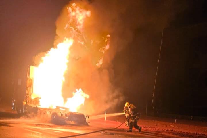 Caminhão pega fogo na BR-163 e mobiliza bombeiros em Nova Mutum