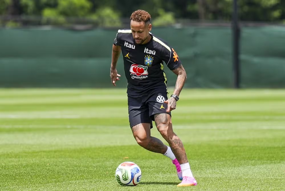 Ancelotti confirma retorno de Neymar e projeta camisa 10 em campo contra a Escócia