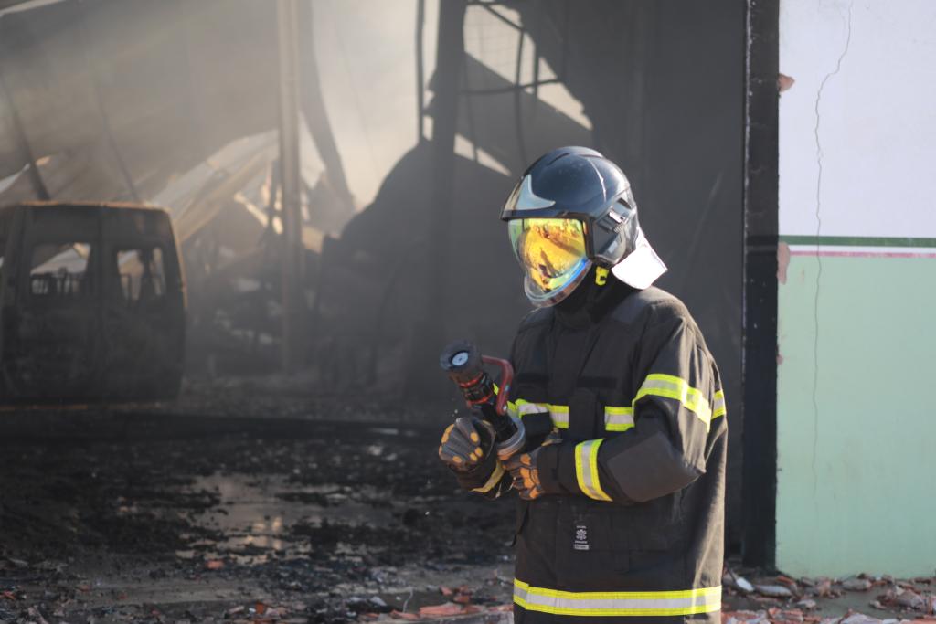 Incêndio de grandes proporções destrói depósito da Prefeitura e mobiliza força-tarefa durante toda a madrugada em Várzea Grande