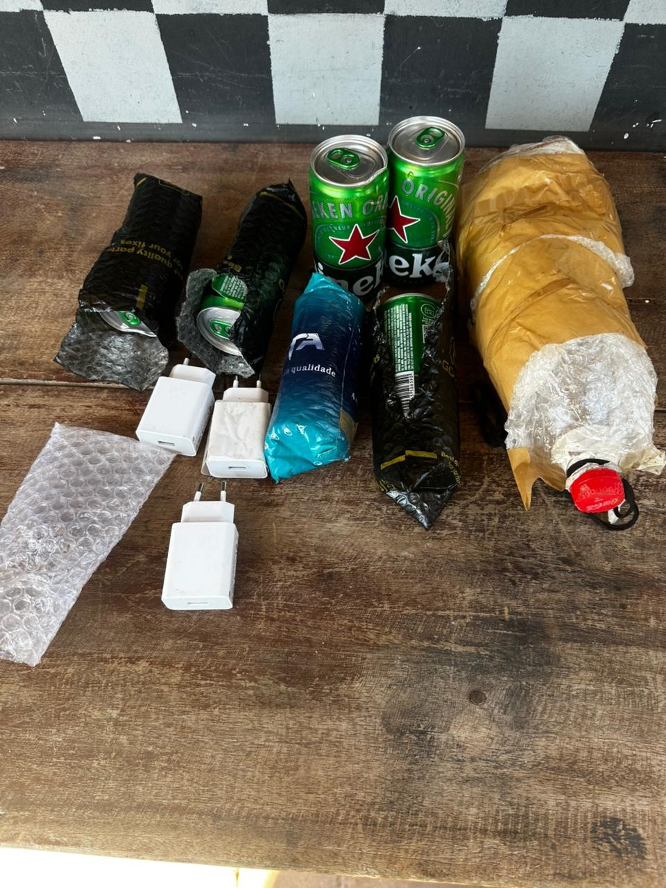 Policiais penais frustram tentativa de envio de celulares e bebidas para penitenciária em Várzea Grande