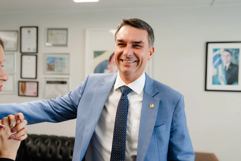 PL pede investigação ao TSE após identificar suposto esquema com perfis falsos e anúncios milionários contra Flávio Bolsonaro