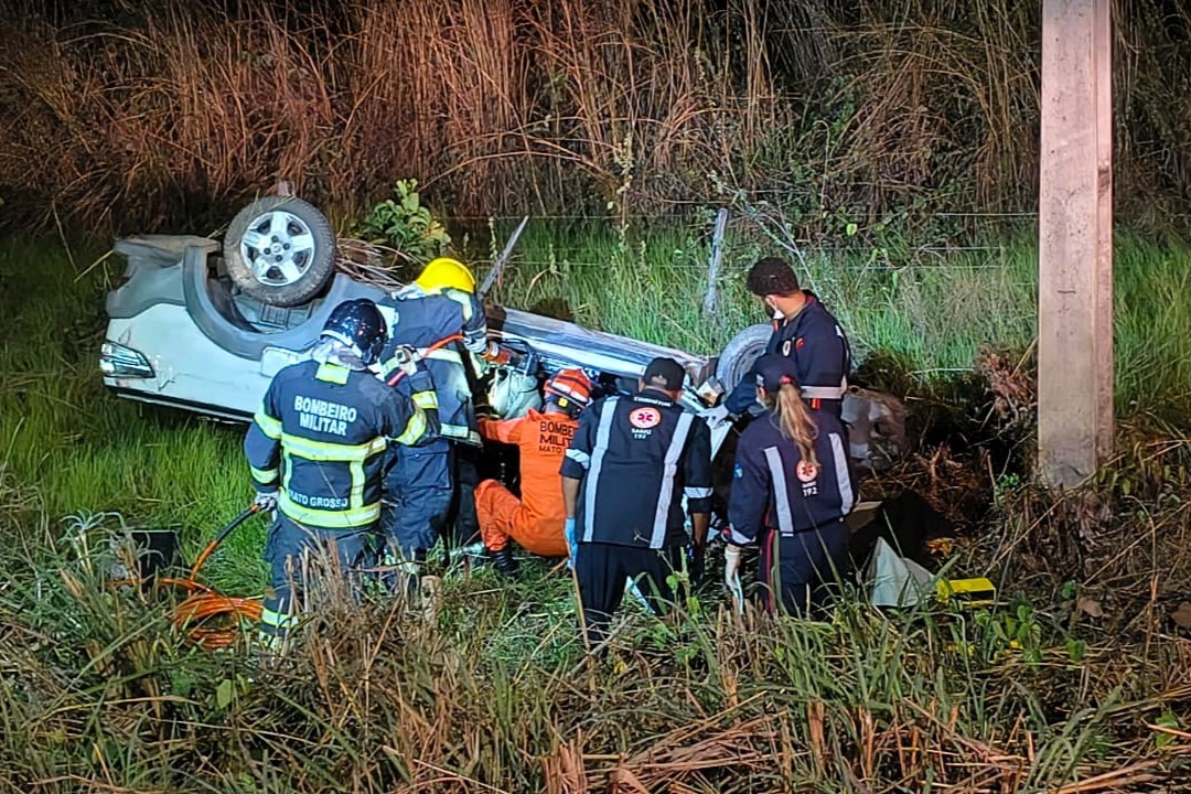 Motorista fica preso às ferragens após capotamento na MT-251 e é resgatado pelos Bombeiros