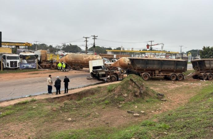 Motorista embriagado é preso após provocar grave acidente entre carretas na BR-364, em Cuiabá