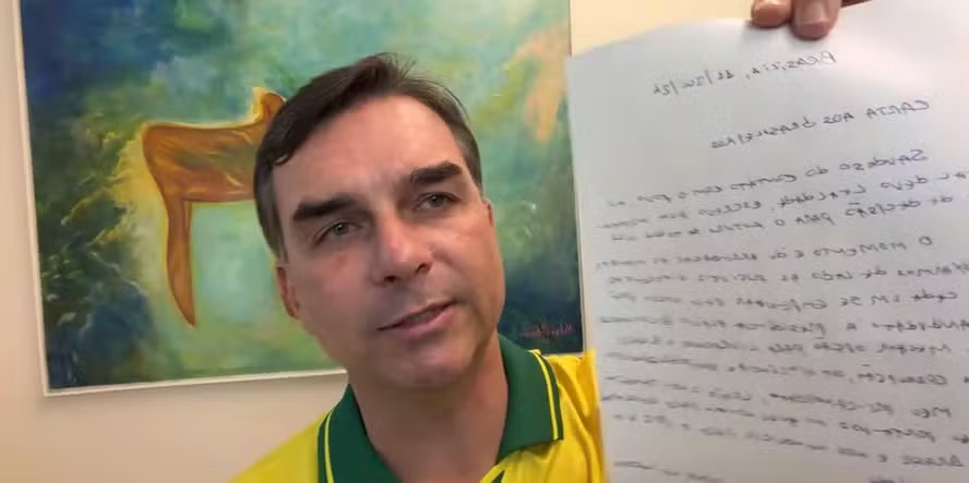 Moraes suspende visitas de Flávio Bolsonaro ao pai por 90 dias e manda investigar possível propaganda eleitoral antecipada