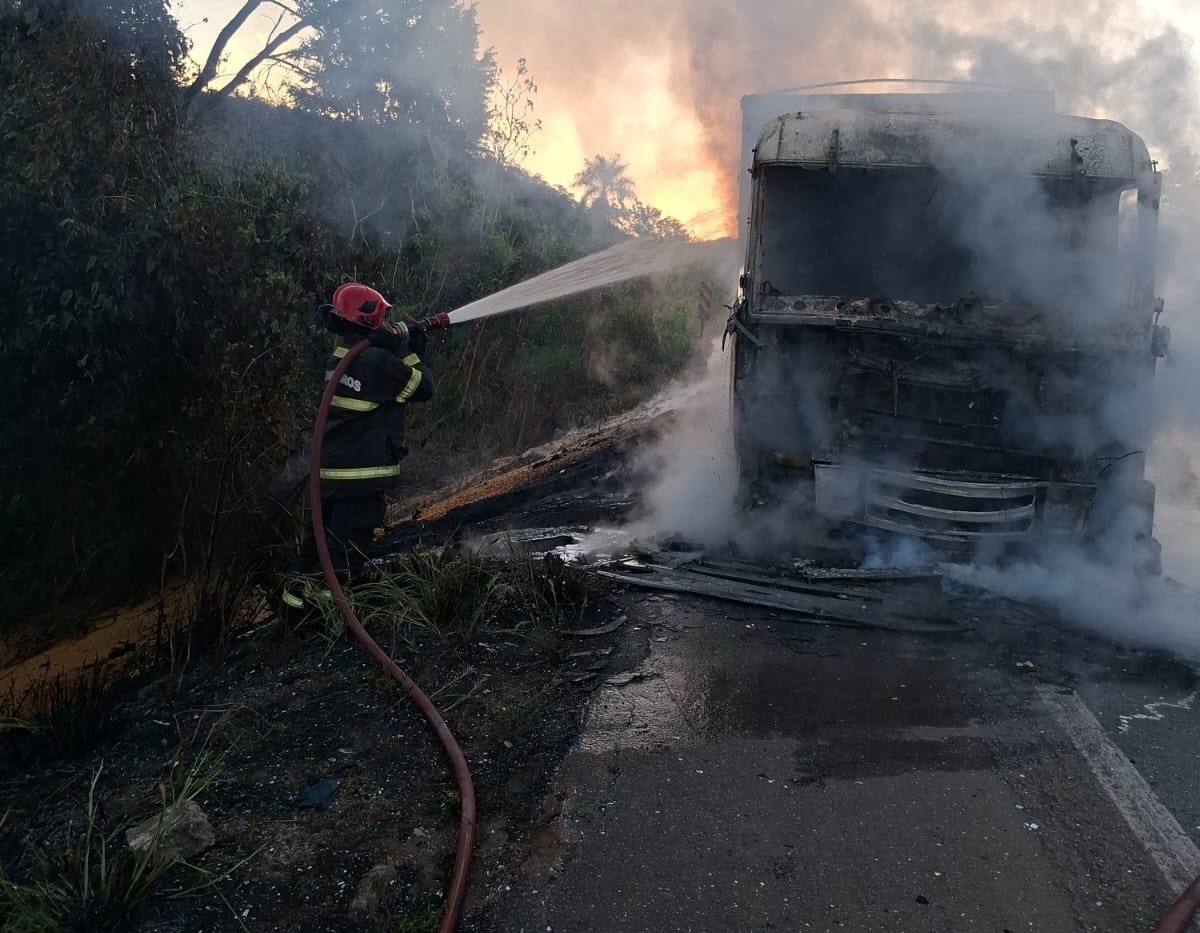 Corpo de Bombeiros controla incêndio em carreta bitrem na BR-070