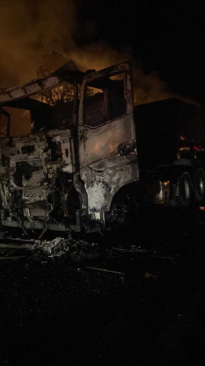 Carreta graneleira pega fogo na MT-320 e chamas atingem vegetação às margens da rodovia