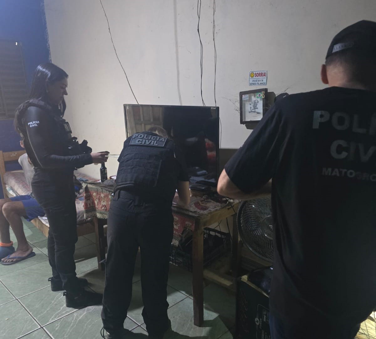 Polícia Civil desarticula núcleo de facção e cumpre 20 ordens judiciais contra tráfico em Arenápolis e região